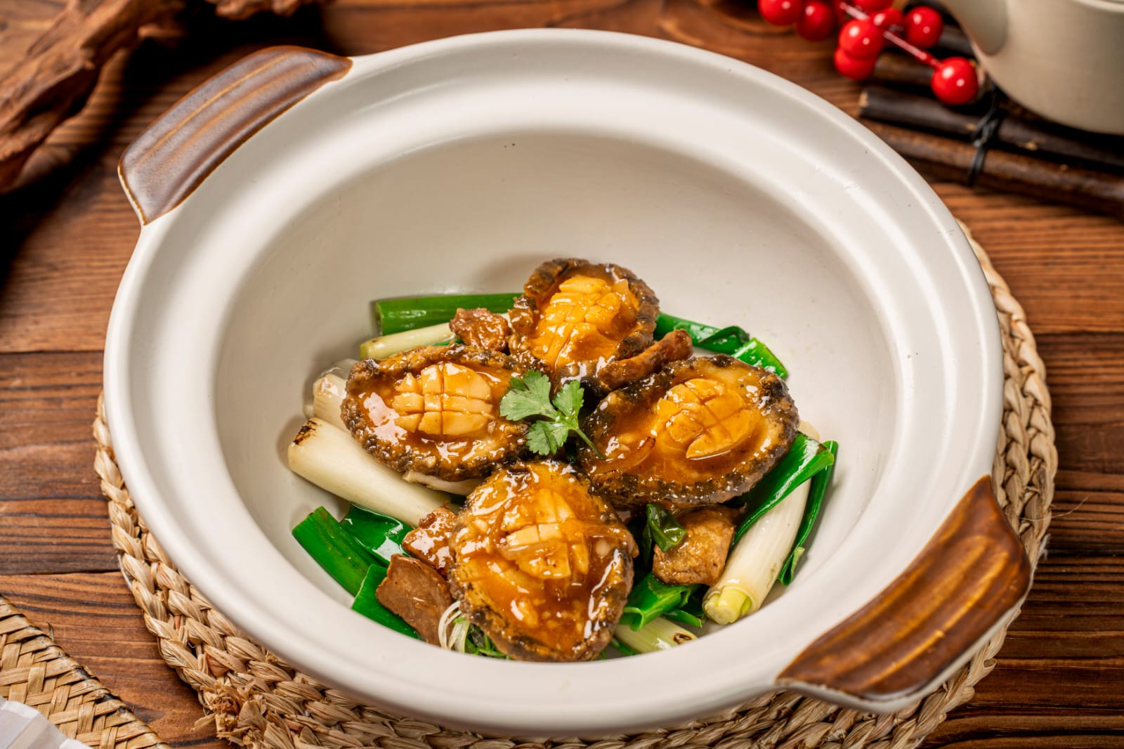 Stir-Fried Abalone w/Ginger & Shallot in pot